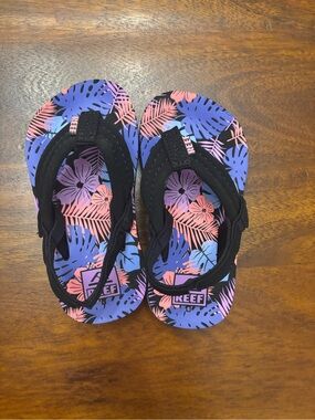 Reef Kids Black and Purple Tropical Print Flip Flops